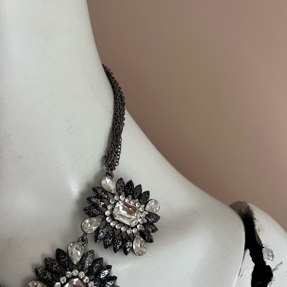 4/$50 Elegant Black and Silver Statement Necklace 16 inches 💝 - Picture 5 of 8